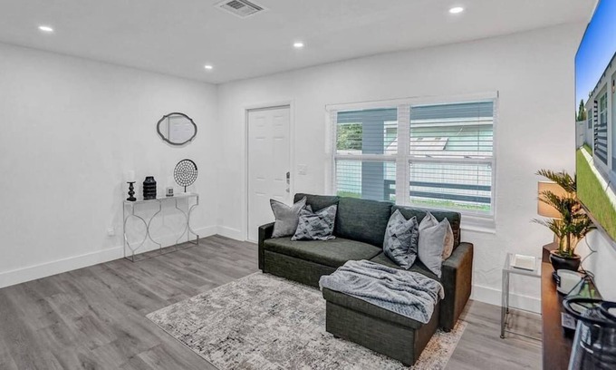 North Miami Villa | The Miami Oasis (Modern)