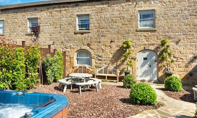 Alfreton House | The Milking Parlour Grande -9 bedroom property with hot tub