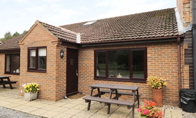 Storwood Cottage | THE MILKING PARLOUR, family friendly, with a garden in York