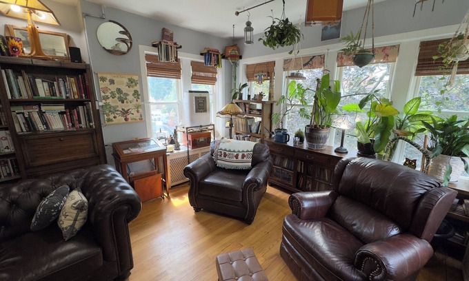 Albany Park Apartment | The Millennium Club, Eclectic Albany Park Apartment, 2 bdrm 1 bath