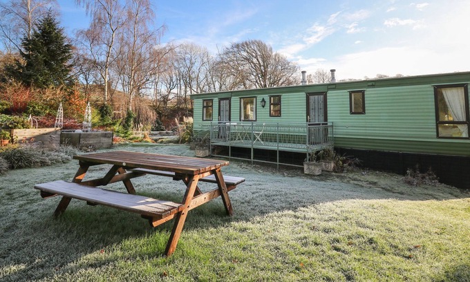 Machynlleth House | THE MILLPOND CARAVAN, family friendly, with a garden in Machynlleth