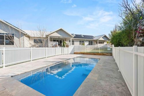 Milton House | The Milton Haven - Pet Friendly & Heated Pool