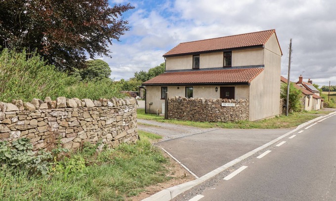 Compton Martin Cottage | THE MINERS COTTAGE, pet friendly, with a garden in Priddy