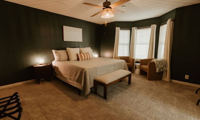 Kingsland House | The Modern Georgian - 6 min to I95, 3 Bd-2 Ba