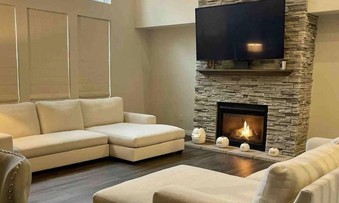 Rochester Hills House | The Modern Luxury Mansion 5BR/4BA 5,500 SF