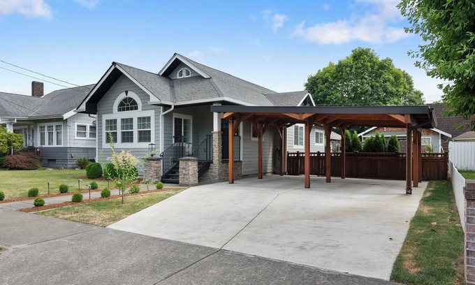 Puyallup House | The Modern Manor. A two bedroom, with loft, located in the heart of Puyallup.