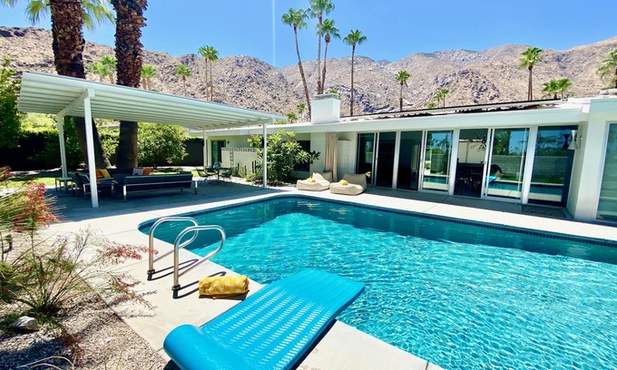 Vista Las Palmas House | The Modern Rose - Vista Las Palmas Mid-Century Mod Stunning Design