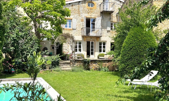 Saint-Cyr-au-Mont-d'Or House | The Monts d'Or golden jewel case