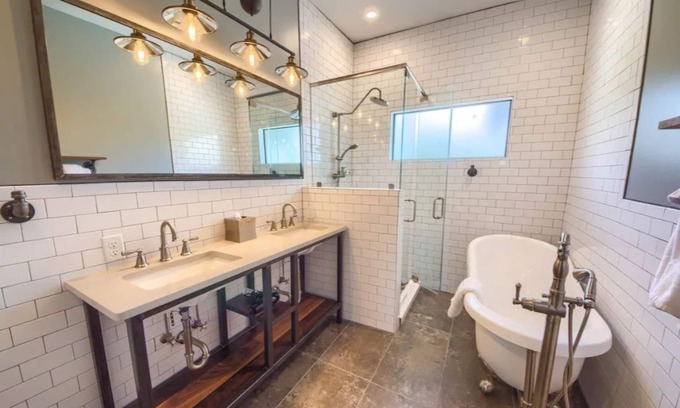 Near East Side Apartment | The Monty #2- Luxury,Downtown, near the River Walk