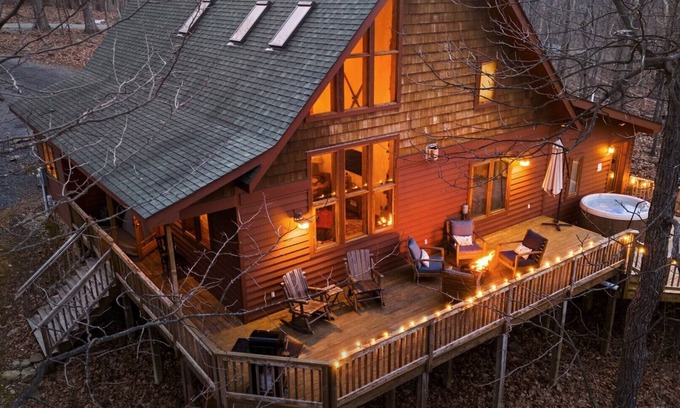 Pedlars Edge Ski Chalet | The Moose Lodge-Hot Tub/Game Room/Fire Pit/Grill/Walk to Slopes-0.7mi to Lodge