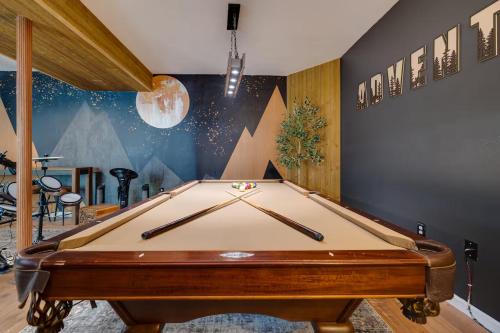 Massanutten House | The Mountain Muse - Music, Games, HotTub, Sleeps12, PetsOk
