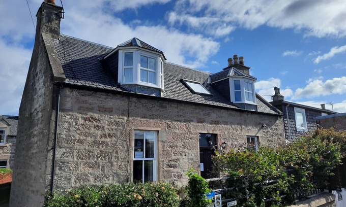Nairn Cottage | The Nairn House - a house that sleeps 6 guests in 3 bedrooms
