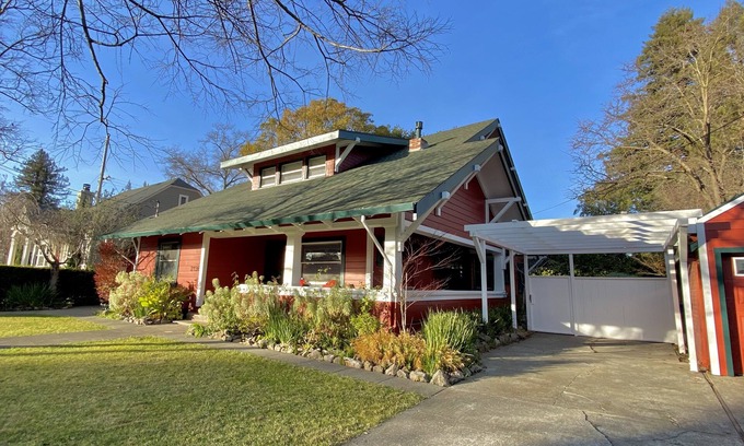 Napa House | The Napa Art House - w/fireplace & hot tub (Near Downtown Napa)