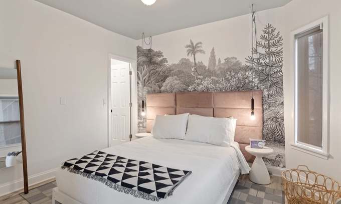 Park West Hotel | The Neighborhood Hotel - Lincoln Park Coach House - One Bedroom
