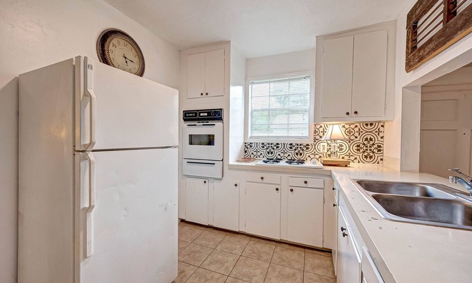 Garden Oaks House | The Nero—2BR garage apartment Pet Friendly with private backyard. NO PARTIES!