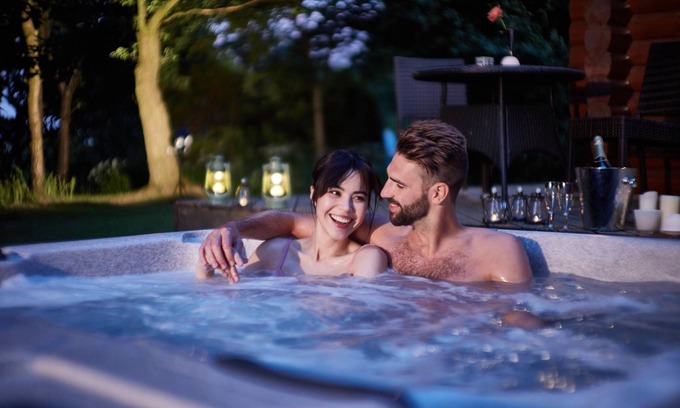 Bingley Cabin | The Nest - 5 Star - Pet Friendly - Hot Tub - Scandinavian Log Cabin