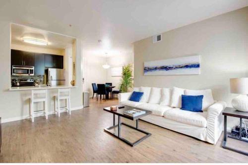 Del Rey Apartment | The Nest a Spacious 1 Bedroom Apartment with a Pool View