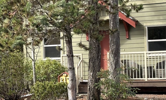 Regional District of Nanaimo Cottage | The Nestled INN-Cozy 2 bedroom, 2 bathroom cottage with A/C. Lodge Themed.