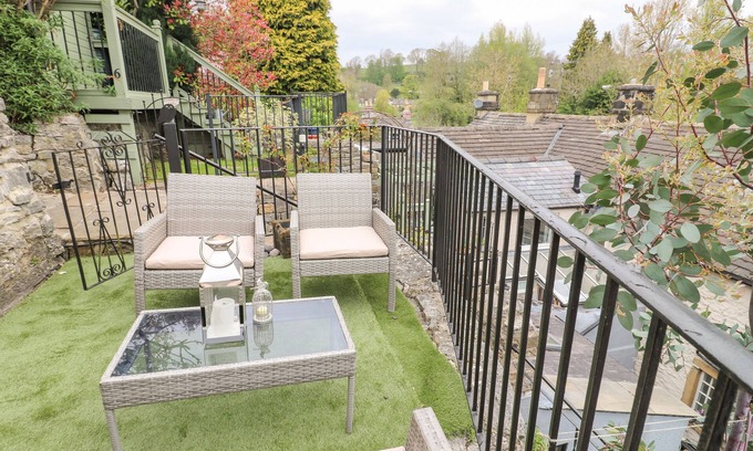 Bakewell Cottage | THE NESTLING - 5 VICTORIA COTTAGES, with a garden in Bakewell