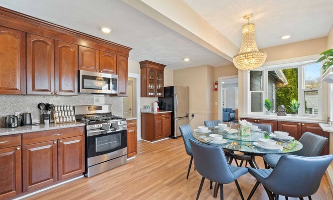 Medford House | The Niche: A cozy perfection!nNewly Renovated Family Friendly! Near Boston
