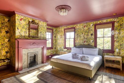Harleston Village Bed & Breakfast | The Nicholas George's King Suite- Walk to King