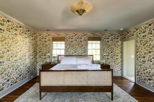 Harleston Village Bed & Breakfast | The Nicholas Veranda King Suite - Walk to King