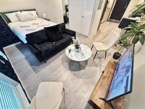 Downtown Des Moines Apartment | The Noir Nest