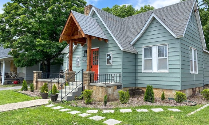 Mountain View Cabin | The Nook on Main ~ Walk to restaurants and shops!