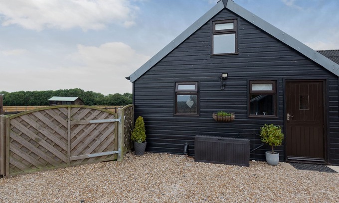 Louth Cottage | THE NOOK, pet friendly, with a garden in Louth