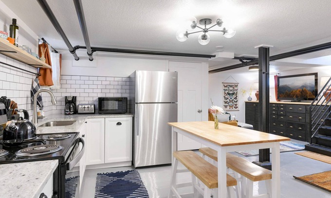 Union Park Apartment | The Nook Studio Apartment - Centrally located in the Twin Cities!