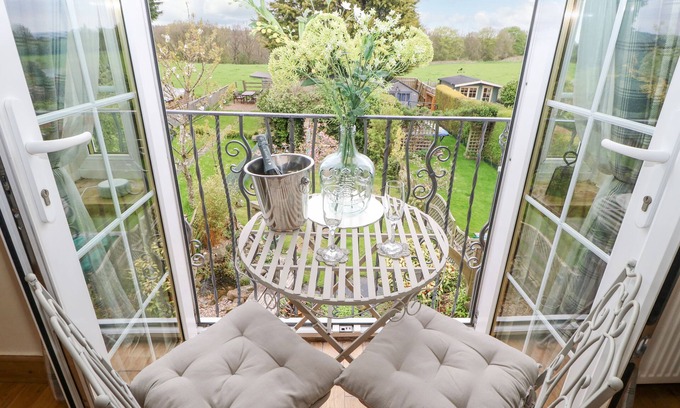 Chester-le-Street Cottage | THE NUTSHELL, pet friendly, with a garden in Chester-Le-Street
