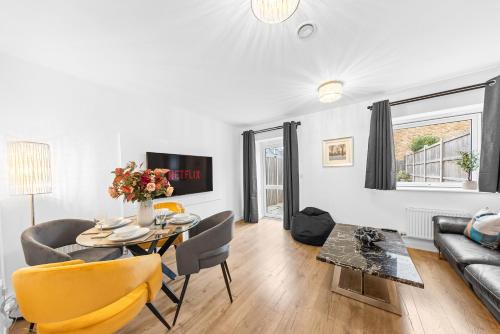 Dartford House | THE OAK - An Elegant 2 Bedroom House in Dartford - London Zone 8