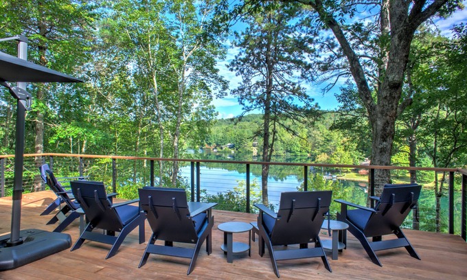 Brevard House | The Oak Lake House on Wanteska | Secluded Lakeferont Property