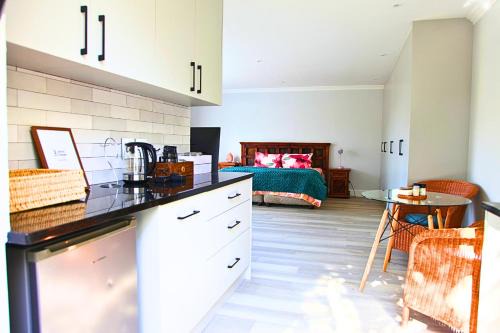 Alphen Apartment | The Oak Suite