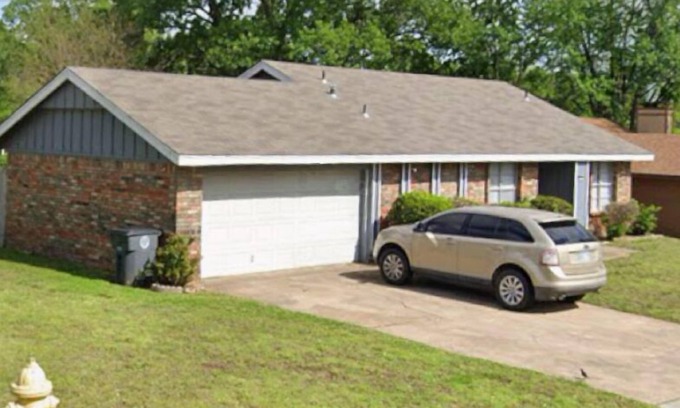 Tulsa House | “The Oakwood” Sleeps 6! Quiet Area! Community Swimming Pool! Near Downtown BOK!