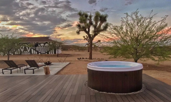Yucca Valley House | The Ocotillo-Secluded Stargazing, Hot Tub, Art Gallery, Hiking + Stunning Views!