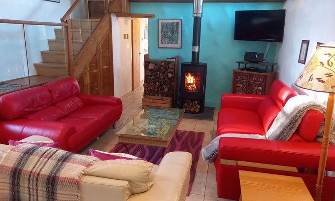 Corwen House | The Old Barn. 25mns drive to Snowdonia National Park. 18thC original features