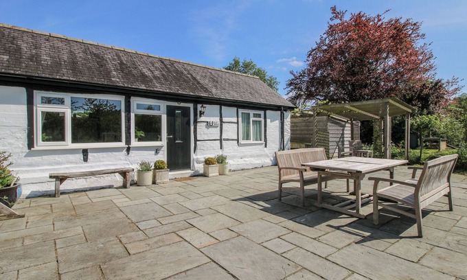 Llansantffraid-ym-Mechain Cottage | THE OLD BEAMS AT PONT Y FORWYN in Llansantffraidd-Ym-Mechain