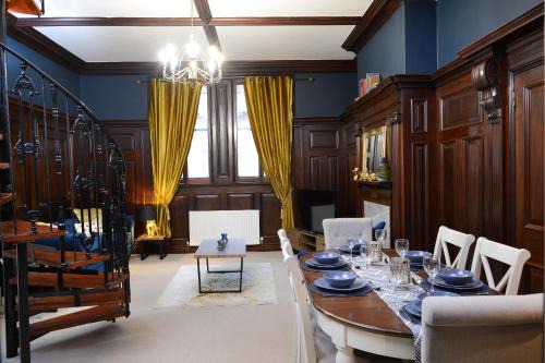 Winchester House | The Old Brewery Boardroom - Winchester City Centre - Unique Property - Free Parking - Sleeps 6 - by XPlus Stays