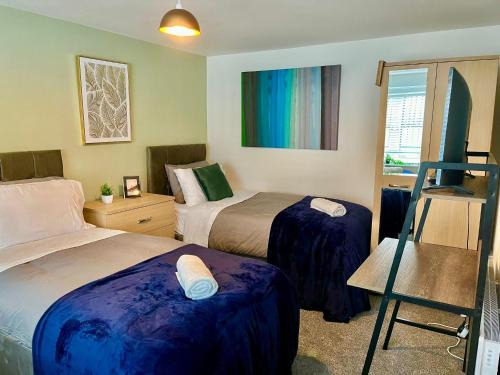 Wakefield Apartment | The Old Chapel - Entire luxury flat, parking, wi-fi, long stays, business & families