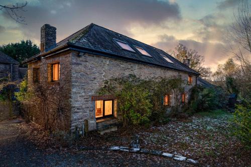 Totnes House | The Old Coach House - Converted barn with private garden parking and fireplace