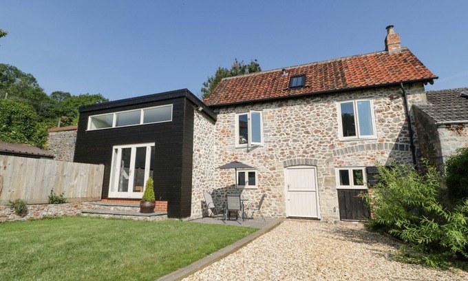 Radstock House | THE OLD COACH HOUSE, family friendly, with a garden in Chilcompton