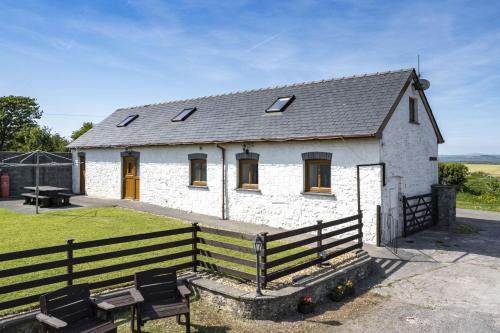Llanybri House | The Old Cow Barn - A barn sleeping 8 guests close to Pendine and Laugharne