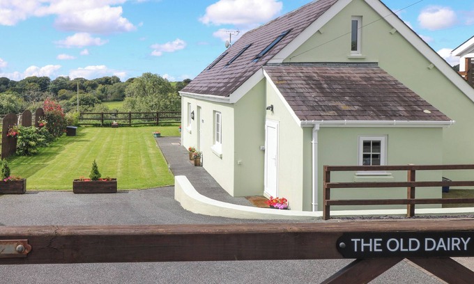 New Moat Cottage | THE OLD DAIRY, pet friendly, character holiday cottage in Maenclochog