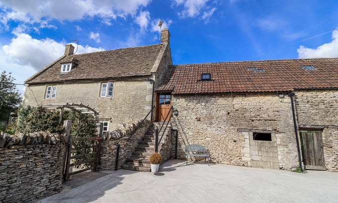 Nettleton Cottage | THE OLD DAIRY, romantic, with a garden in Acton Turville