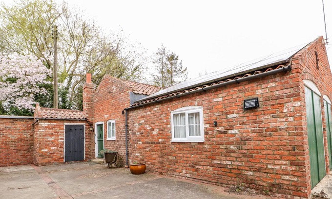 Louth Cottage | THE OLD FARM COTTAGE, pet friendly, with a garden in Louth