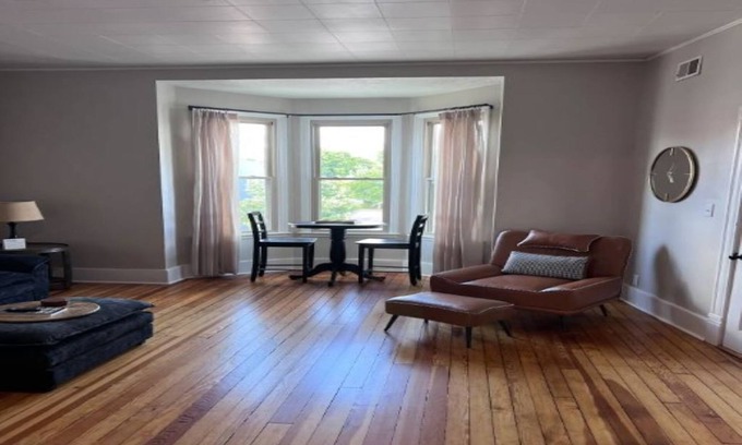 Lawrenceburg Apartment | The Old Fashion Large one Bedroom Downtown Loft apartment