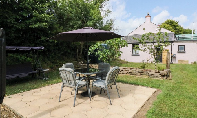 Kilkhampton Cottage | THE OLD FORGE COTTAGE, pet friendly, with a garden in Kilkhampton