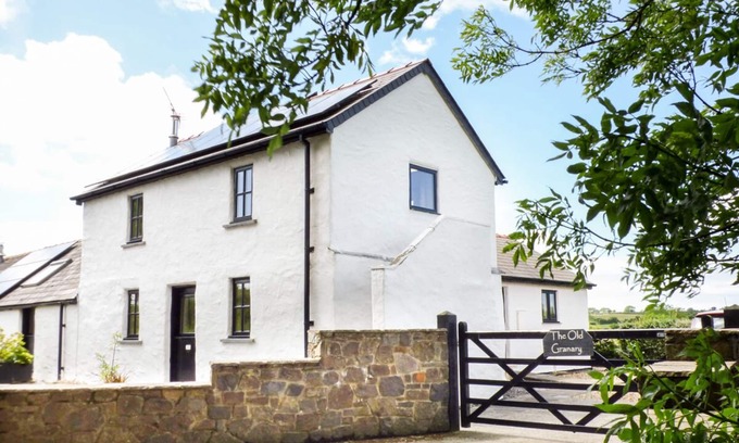 Haverfordwest Cottage | THE OLD GRANARY, pet friendly, character holiday cottage in Spittal
