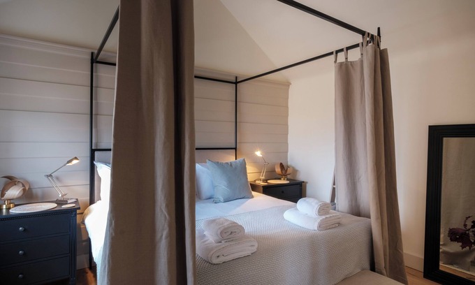 Burford House | The Old Livery - An Elegant Cotswolds Barn For Two